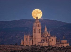   Canon EF-S 18-200 mm f/3.5-5.6: (El mejor objetivo zoom canon para fotografía lunar)