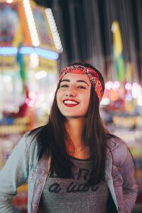   Canon 50mm F1.8: (лучший объектив для ночной уличной портретной съемки)
